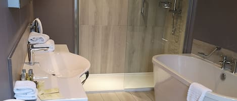 Ein modernes Badezimmer mit Waschbecken, Toilette und Badewanne.