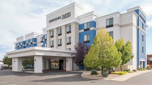 A hotel with a modern design, featuring a prominent entrance and signage for Springhill Suites by Marriott. - Springhill Suites by Marriott Billings (Billings)
