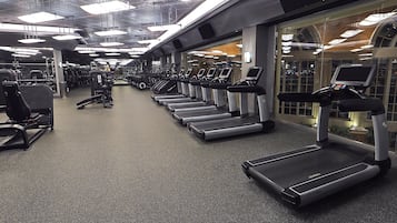 Ein Fitnessstudio mit Laufbändern, Ergometer und Krafttrainingsgeräten.
