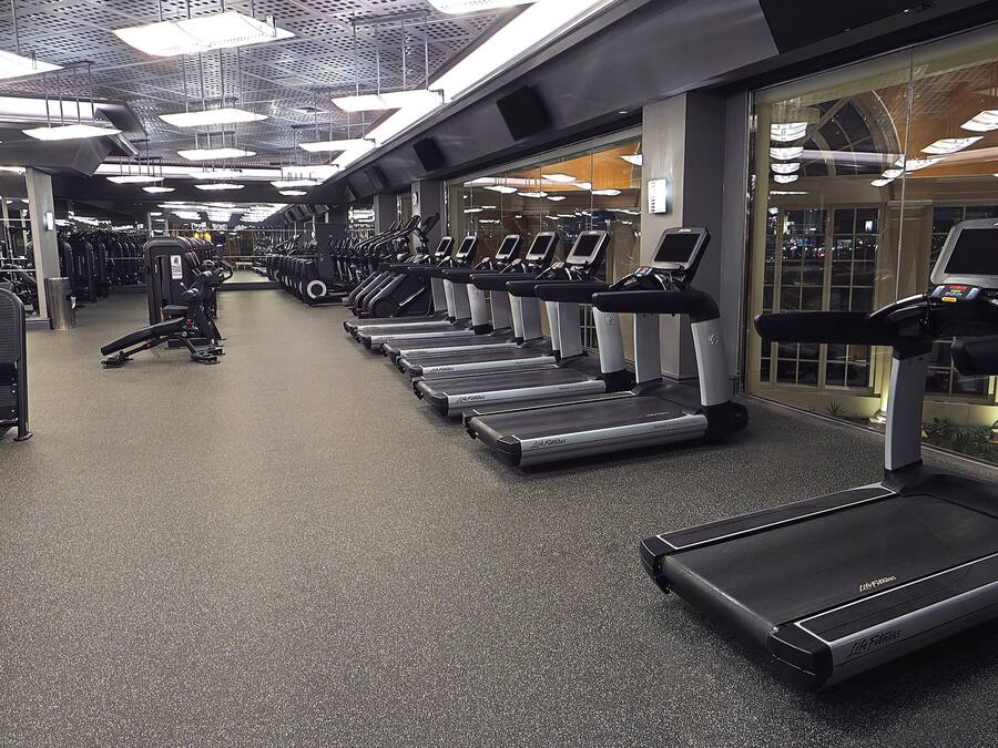 Ein Fitnessstudio mit Laufbändern, Ergometer und Krafttrainingsgeräten.