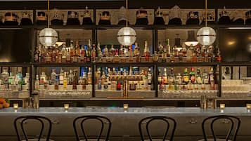 3 restaurants; breakfast, lunch, dinner, and brunch served