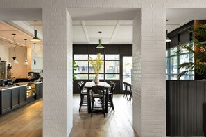 3 restaurants servant le déjeuner, le dîner, le souper et le brunch