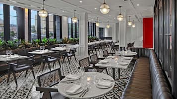 3 restaurantes; se sirven desayunos, comidas, cenas y brunch