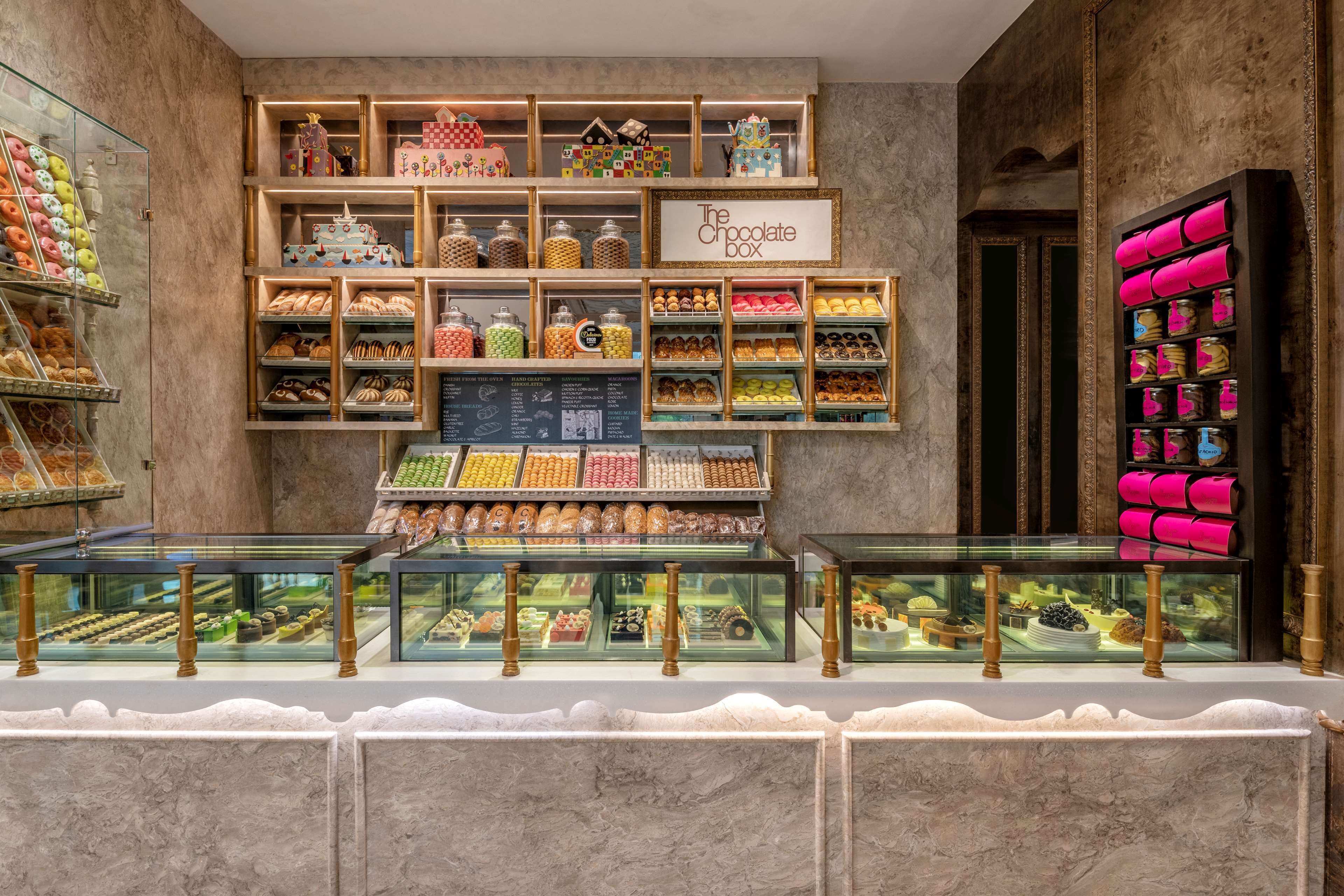 Une vitrine de boulangerie présentant diverses pâtisseries et desserts.