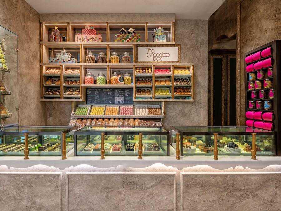 Una vitrina de pastelería con diversos pasteles y postres.