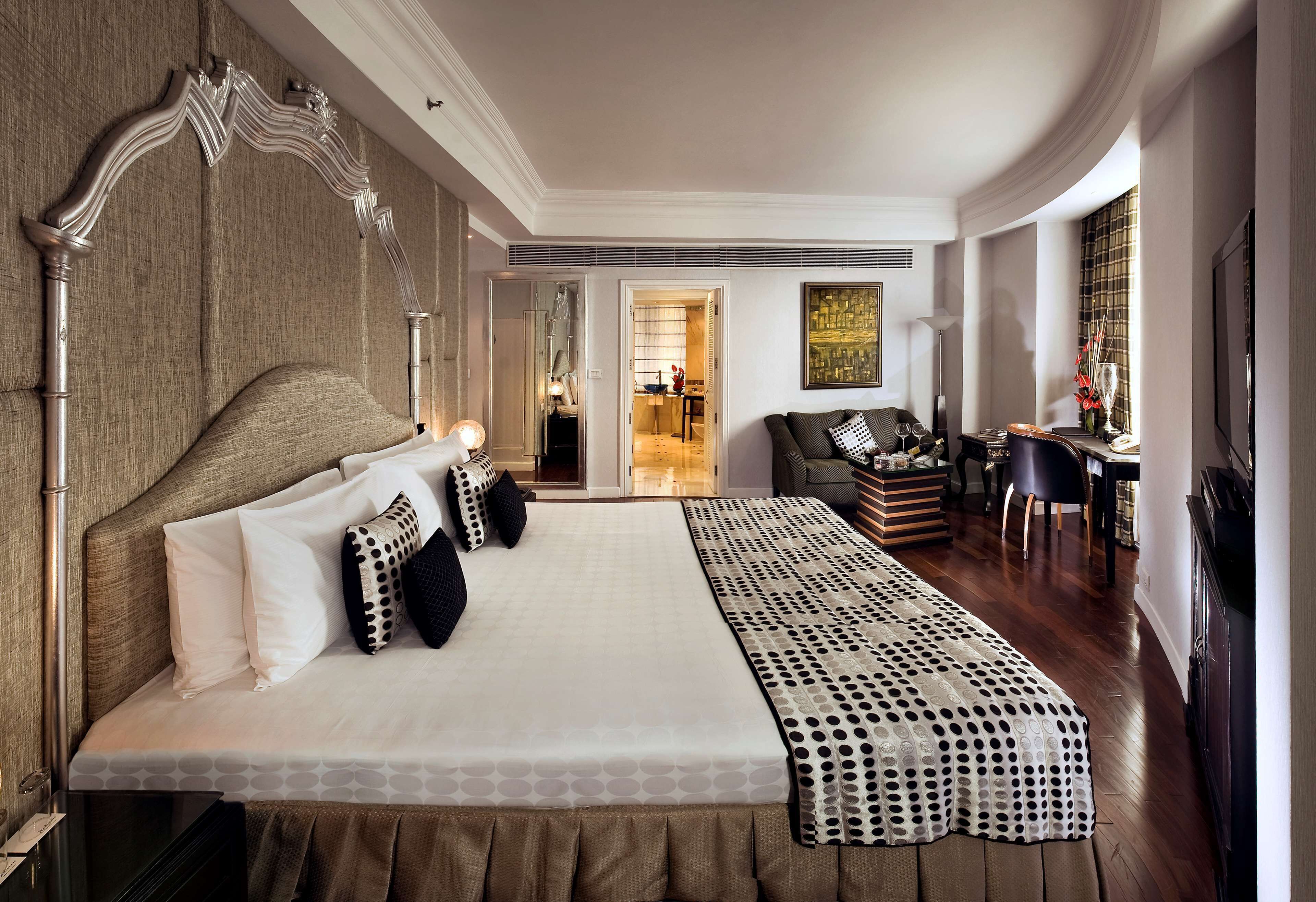 suite (crescent, with lounge access) | premium bedding, minibar, in-room safe, individually furnished