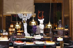 Daily buffet breakfast (INR 1050 per person)