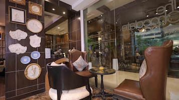 2 restaurants servant le déjeuner et le dßner