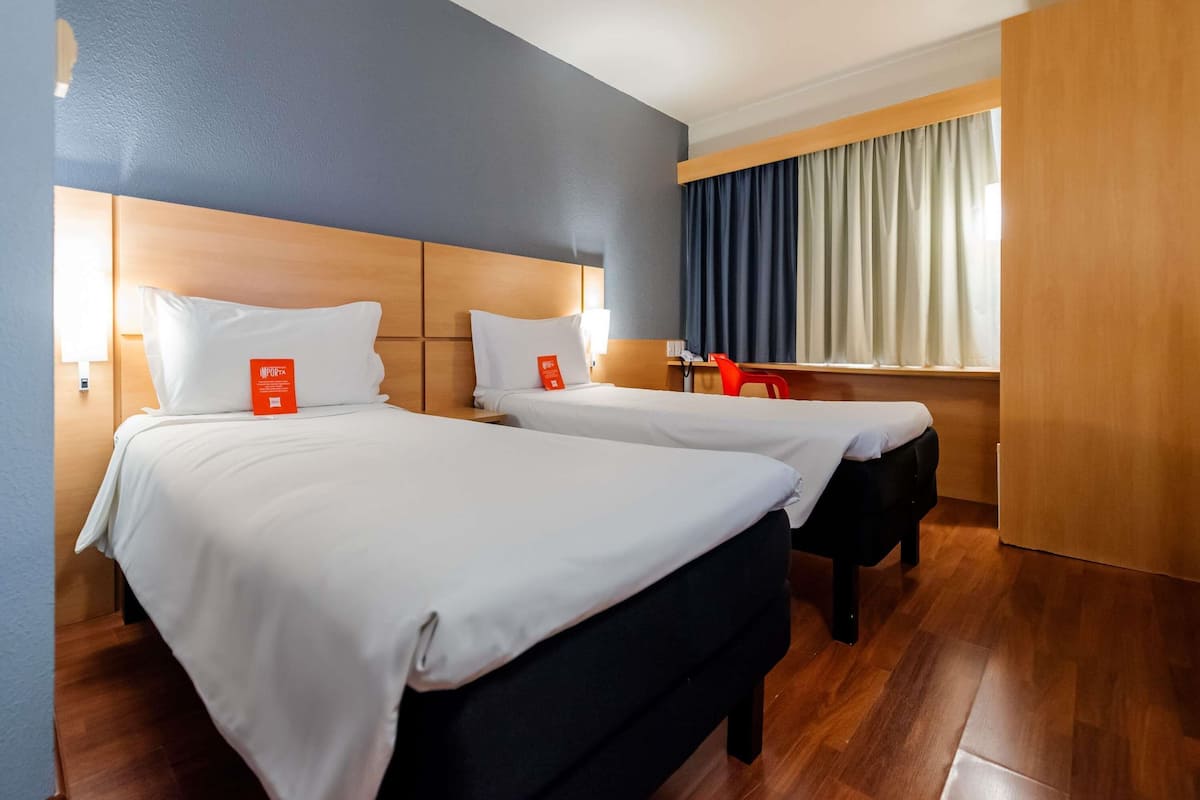 Phòng Tiêu chuẩn, 2 giường đơn | Minibar, bàn, màn/rèm cản sáng, phòng cách âm 