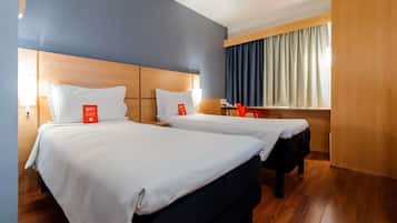 Habitación estándar, 2 camas individuales | Minibar, escritorio, cortinas opacas y sistema de insonorización