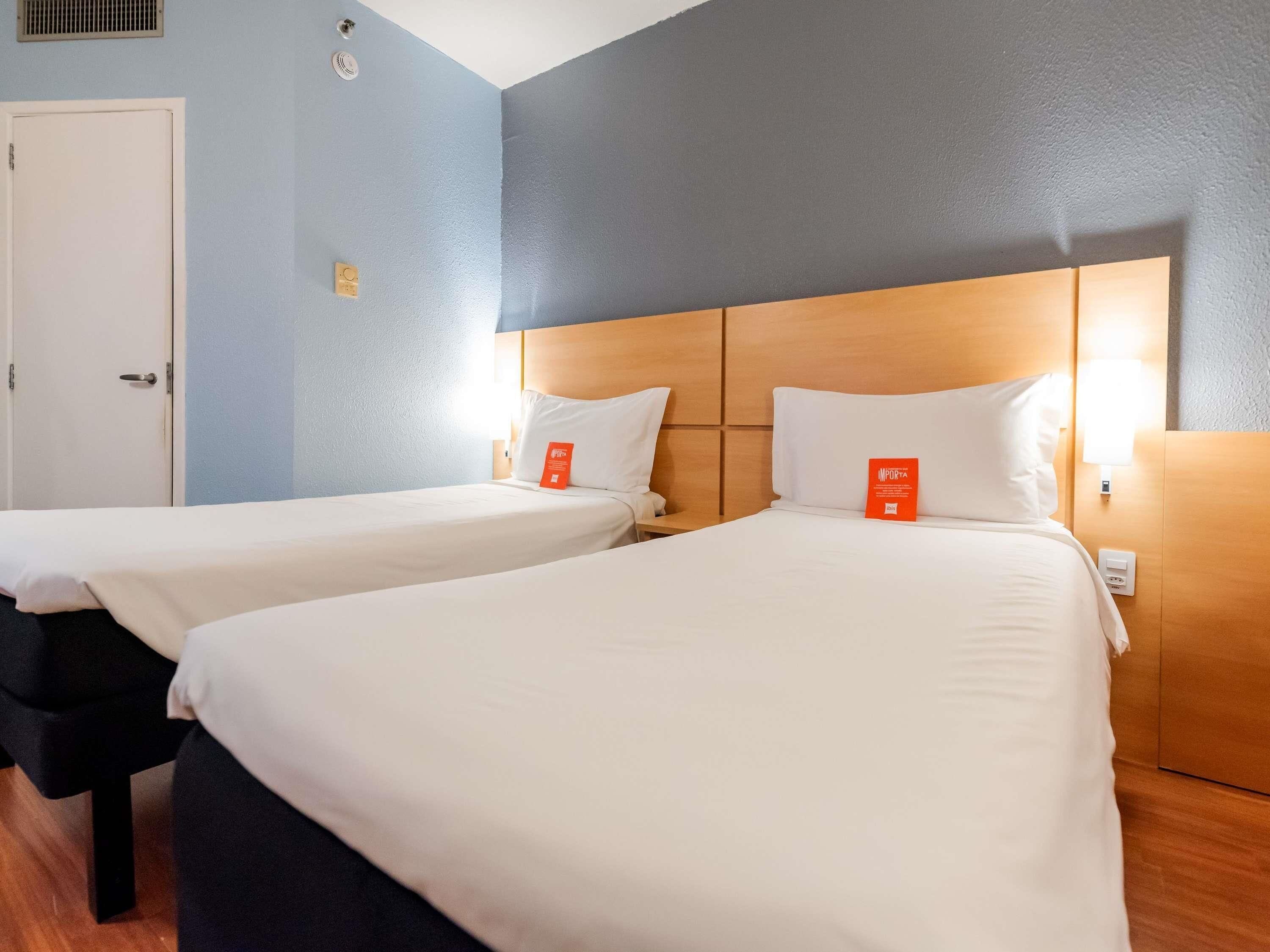 standard room, 2 single beds | minibar, desk, blackout curtains, soundproofing