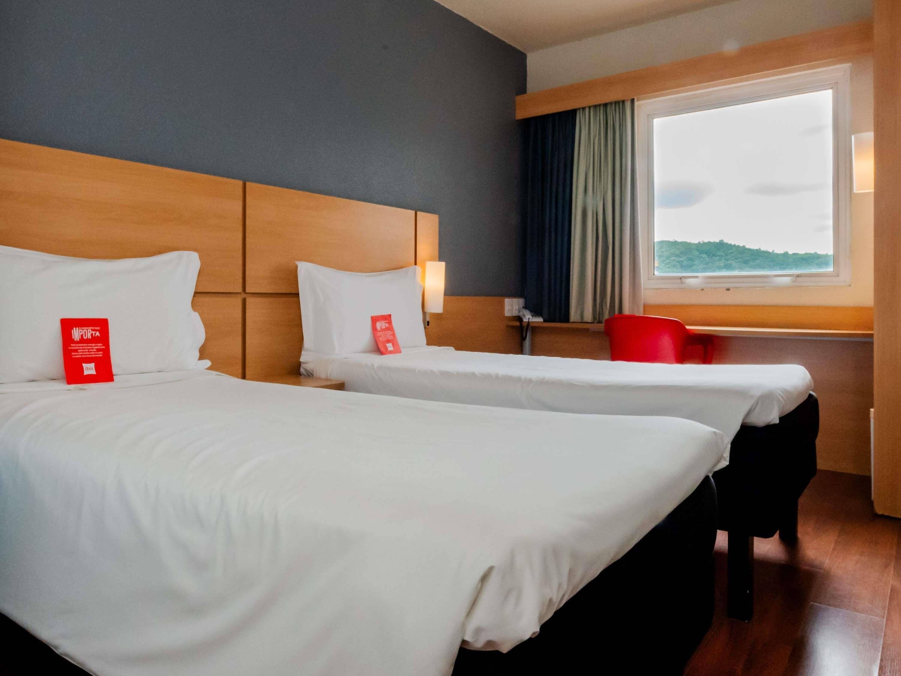 standard room, 2 single beds | minibar, desk, blackout curtains, soundproofing