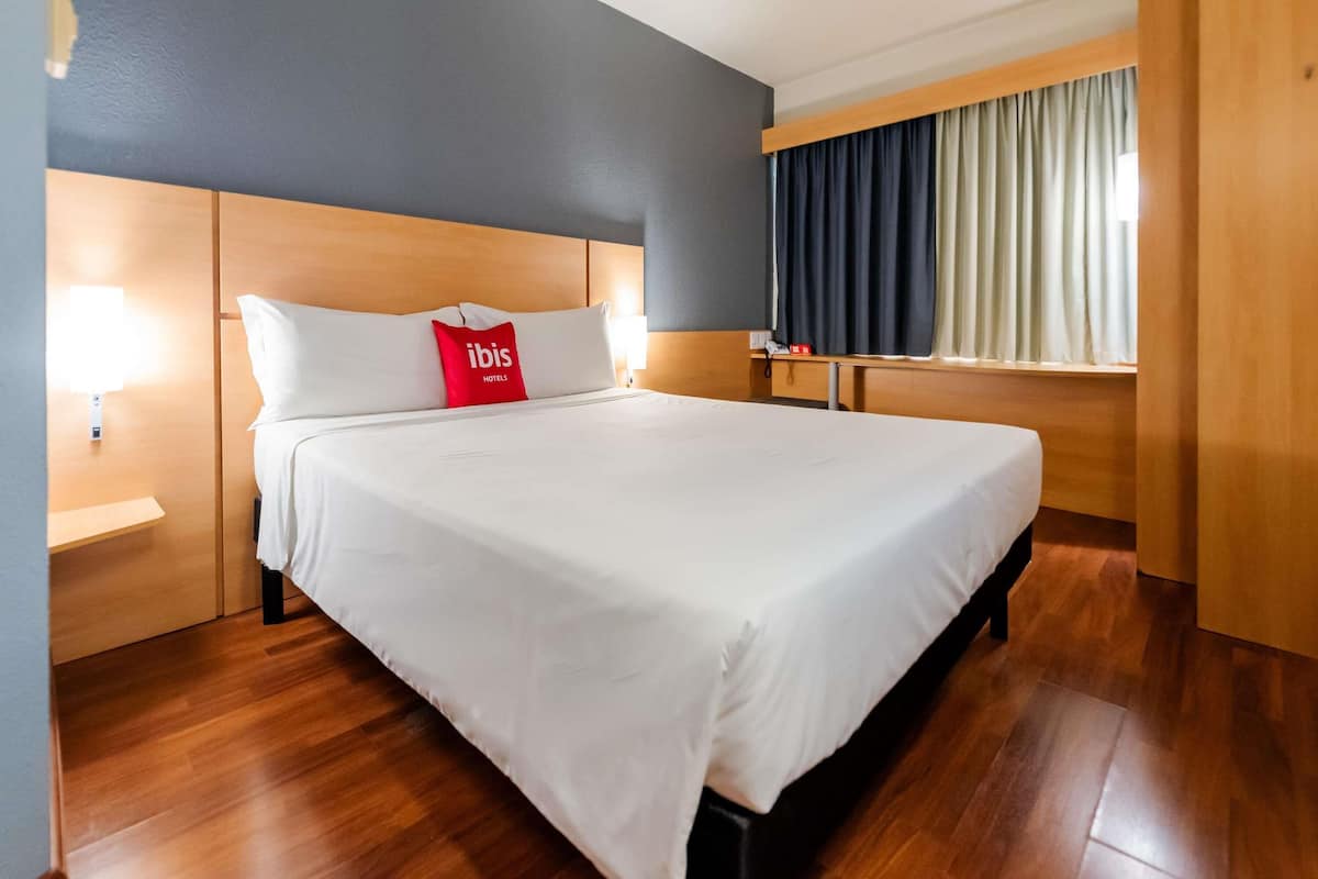 Phòng Tiêu chuẩn, 1 giường đôi | Minibar, bàn, màn/rèm cản sáng, phòng cách âm 