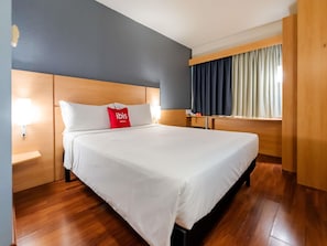Habitación estándar, 1 cama matrimonial | Minibar, escritorio, cortinas blackout y insonorización 