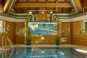 Piscine couverte, chaises longues