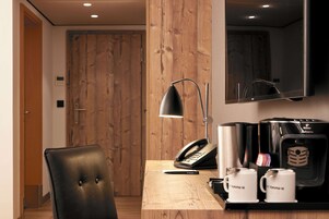 防过敏的被褥、迷你吧（备有免费物品）、客房内保险箱、办公桌