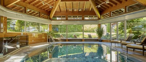 Indoor pool, sun loungers