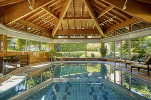 Indoor pool, sun loungers - HYPERION Hotel Garmisch – Partenkirchen (Garmisch-Partenkirchen)