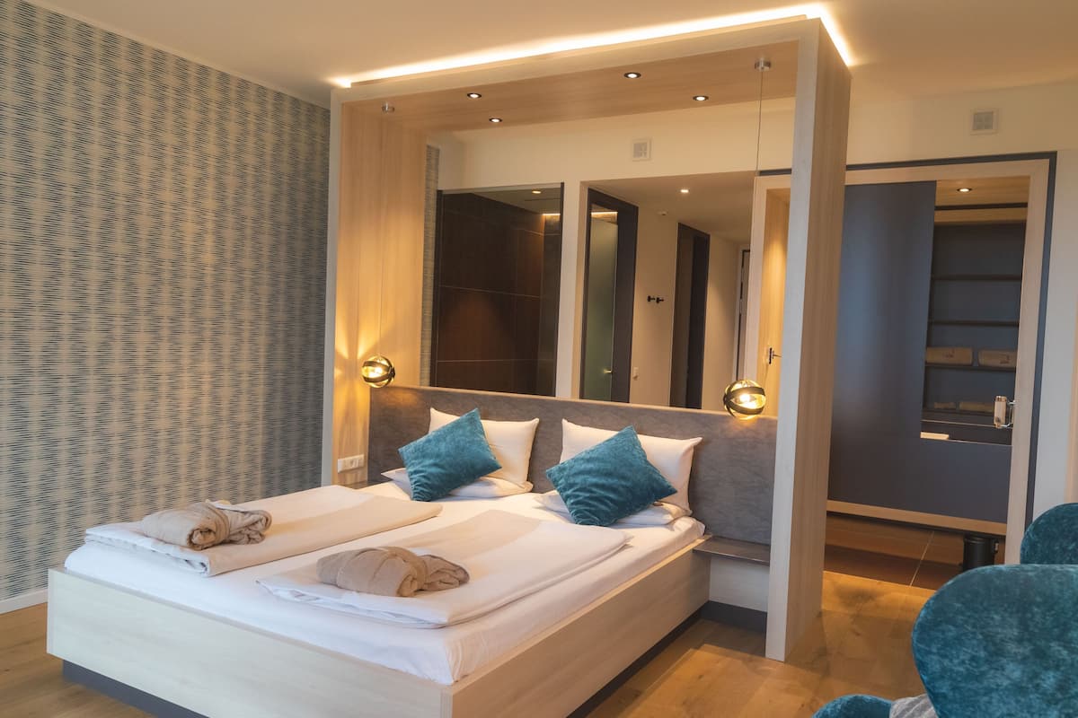 hypo-allergenic bedding, in-room safe, blackout curtains, soundproofing