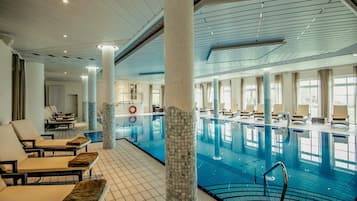 Indendørs pool, åben fra kl. 07.00 til kl. 21.00, liggestole