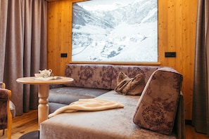 Kamar Romantis (Kuschelsuite) | Seprai premium, minibar, dan brankas