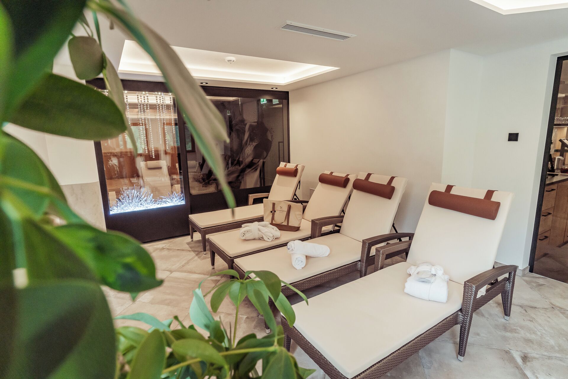 Un sauna, tratamientos corporales, masajes con piedras calientes