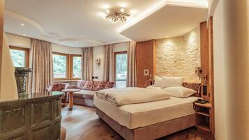 Romantisches Zimmer (Kuschelsuite) | Hochwertige Bettwaren, Minibar, Zimmersafe, individuell eingerichtet