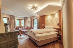 Romantic Room (Kuschelsuite) | Premium bedding, minibar, in-room safe, individually furnished - Hotel Neuhintertux (Tux)