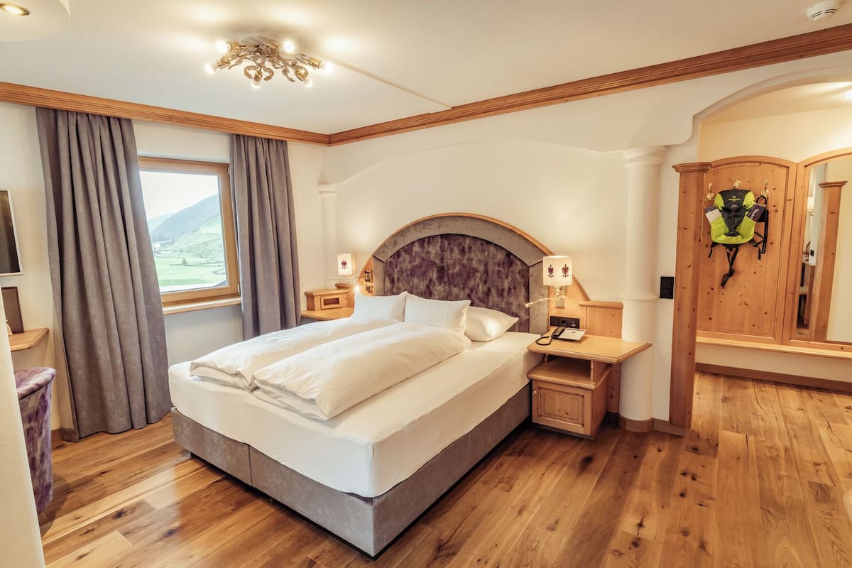 Romantic Apartment | 1 bedroom, premium bedding, minibar, in-room safe