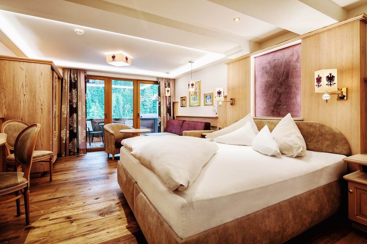 deluxe double room | 1 bedroom, premium bedding, minibar, in-room safe