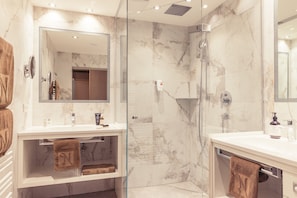 Kamar Romantis (Kuschelsuite) | Kamar mandi | Shower, perlengkapan mandi gratis, pengering rambut, dan jubah mandi