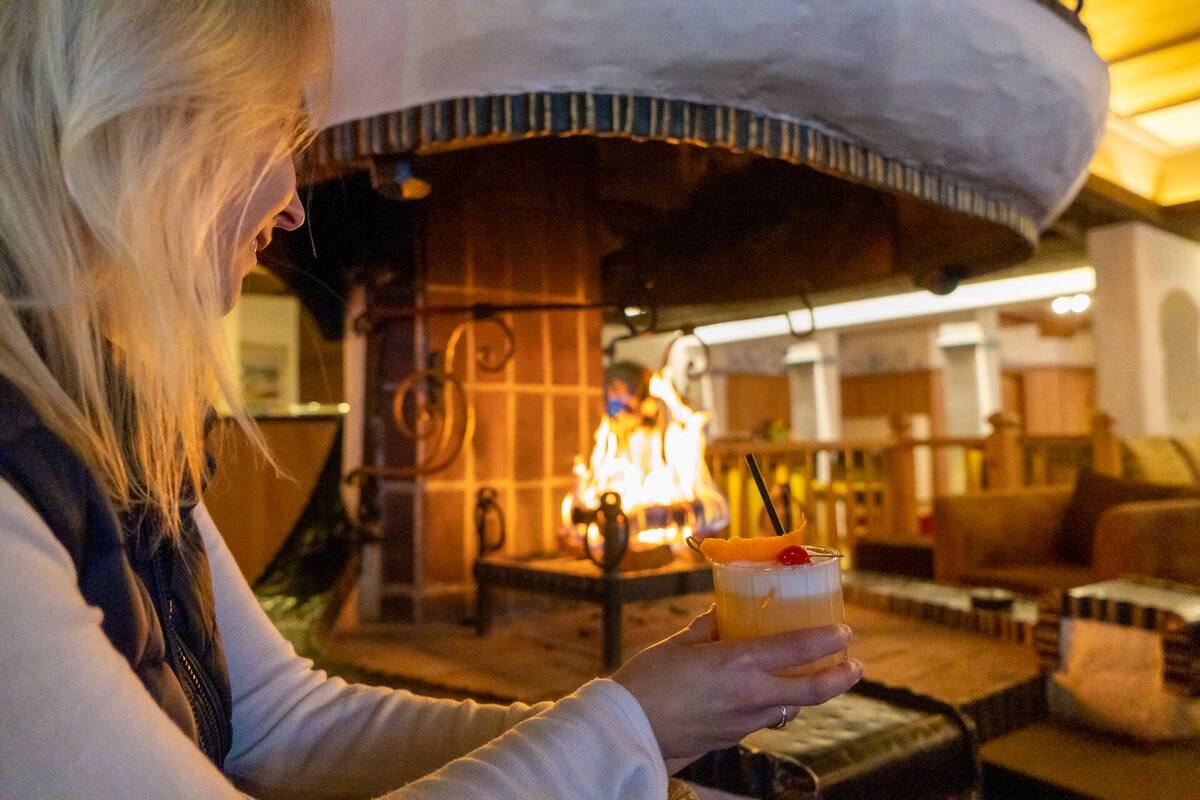 serves lunch and dinner