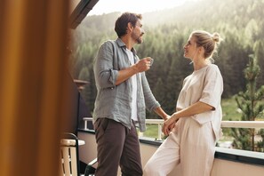Premium bedding, minibar, in-room safe, individually furnished - Hotel Neuhintertux (Tux)