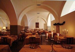 Serveert lunch, diner, regionale gerechten, tuinzicht