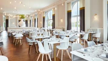 حيث تُقدم وجبات الإفطار، الغداء، العشاء، الأطباق الفرنسية