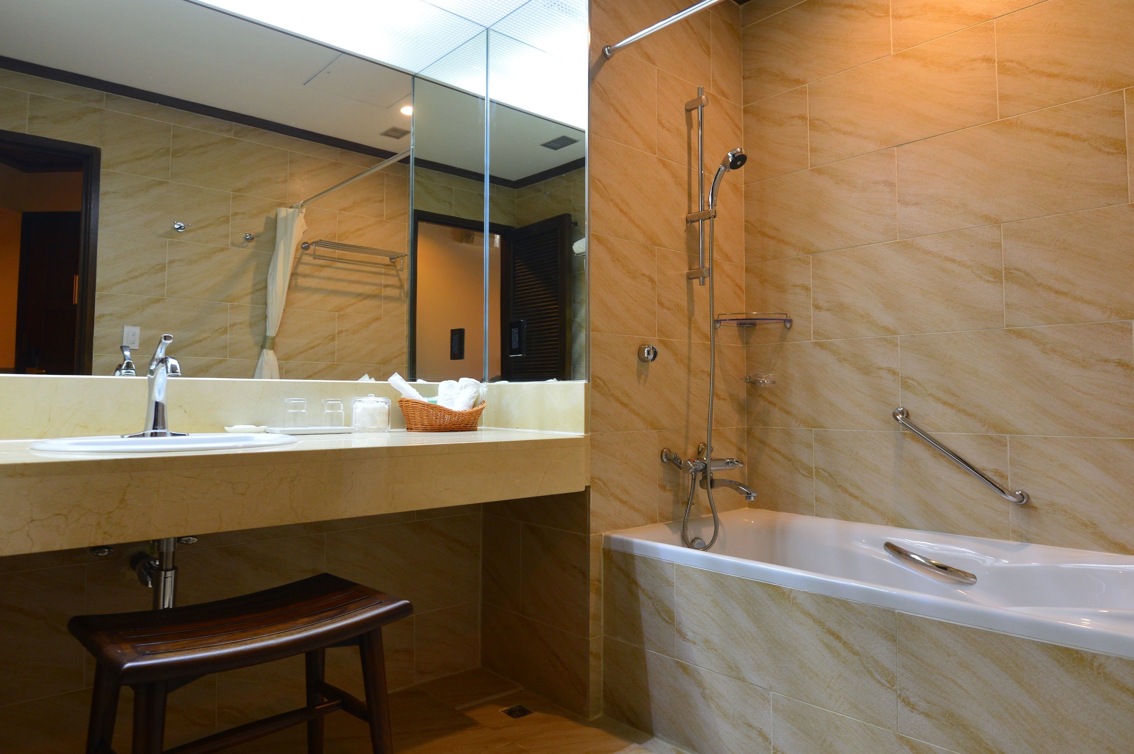 combined shower/bathtub, deep-soaking bathtub, free toiletries