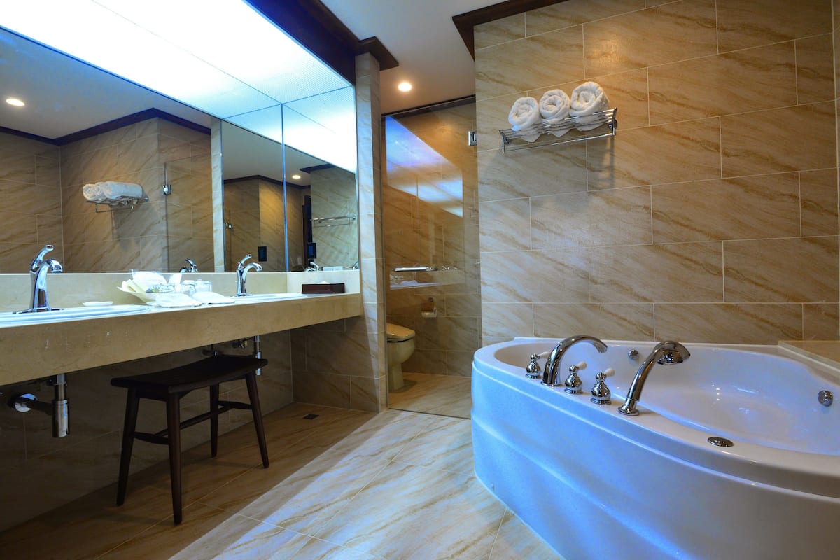 suite | bathroom | combined shower/bathtub, deep-soaking bathtub, free toiletries