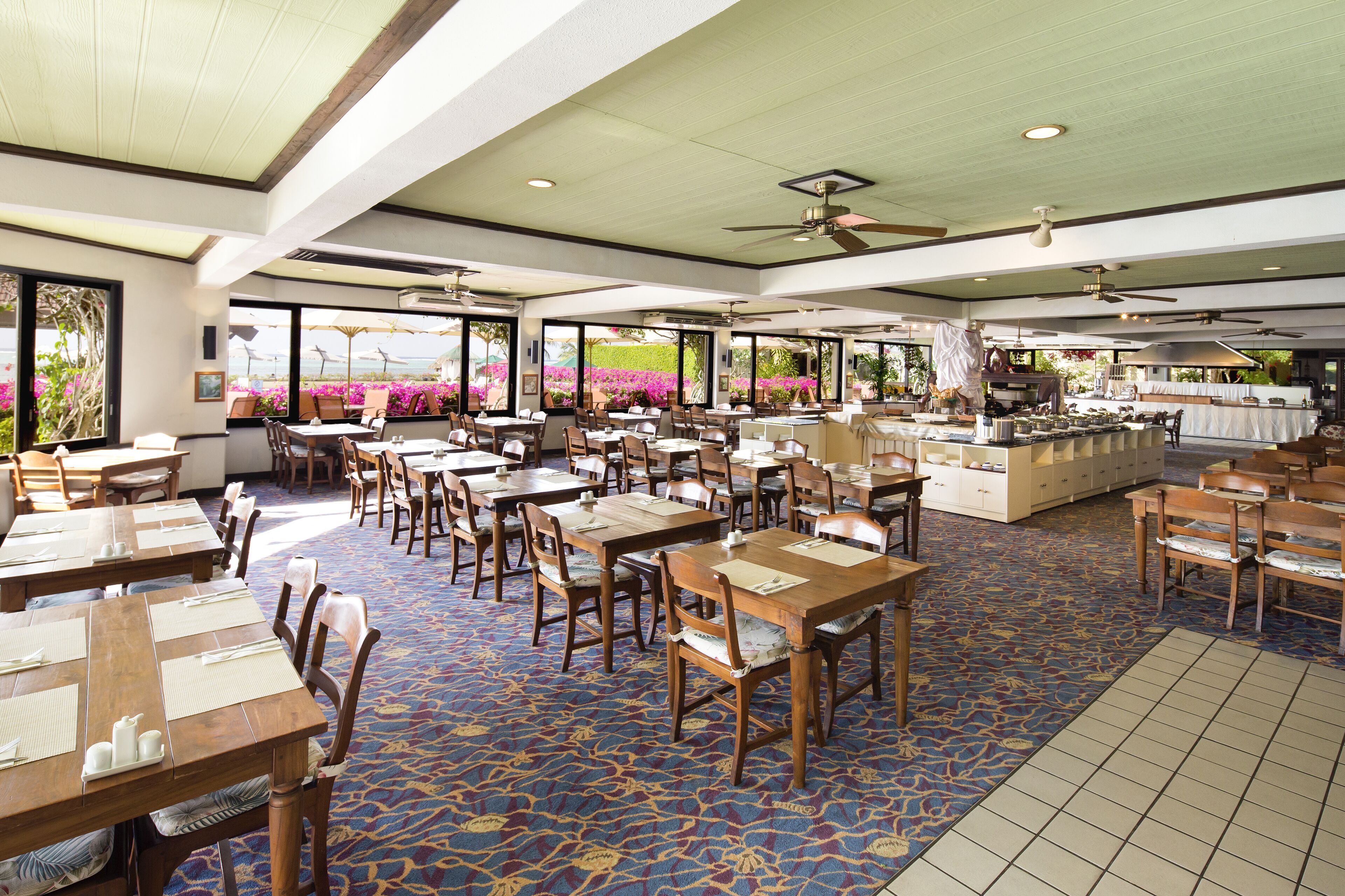 3 restaurants, breakfast, lunch, dinner served; barbecue