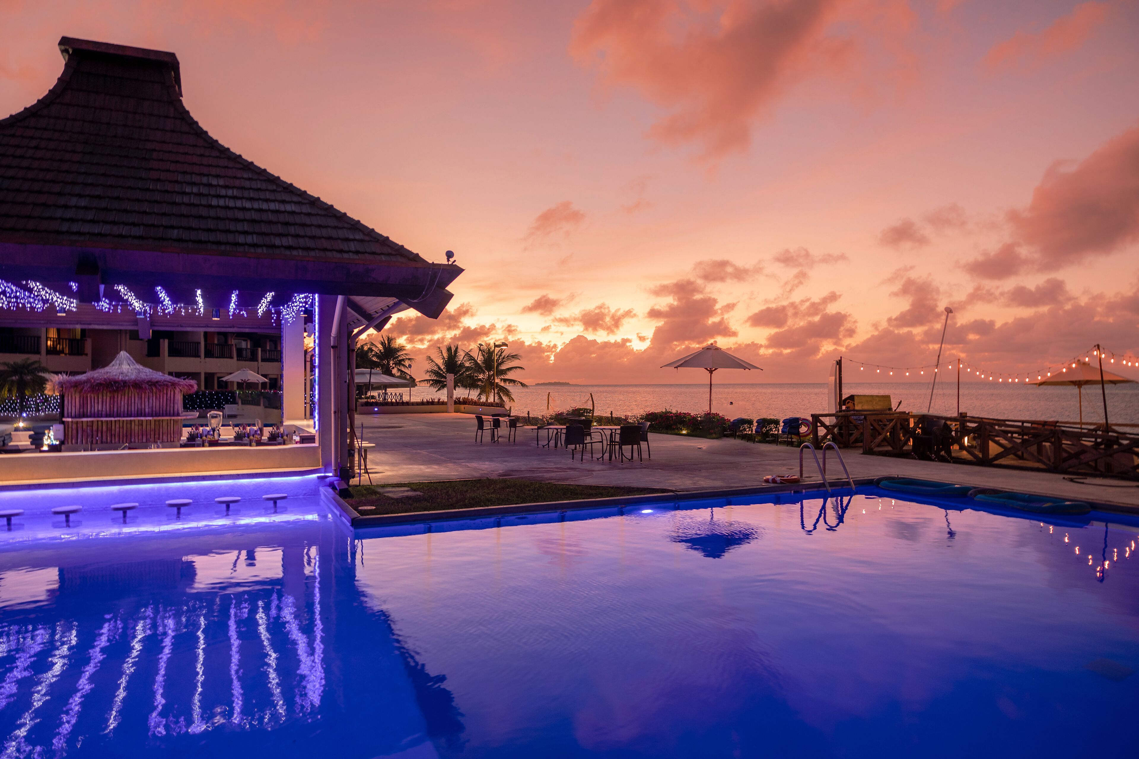 2 bars/lounges, poolside bar