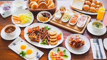 Desayuno completo diario (USD 28 por persona)