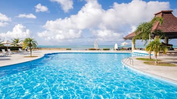 2 udendørs pools, hytter (tillægsgebyr), parasoller