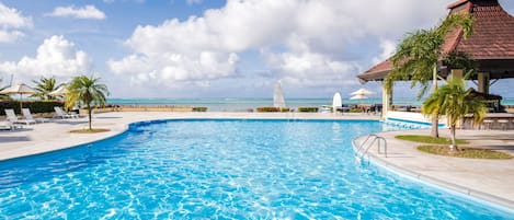 2 piscine all'aperto, cabanas (a pagamento), ombrelloni da piscina