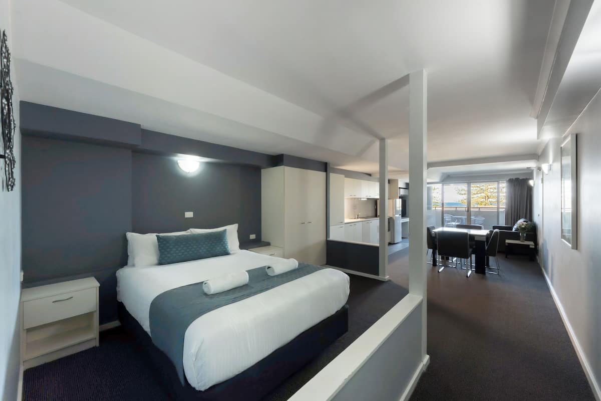 1 Schlafzimmer, individuell dekoriert, Schreibtisch