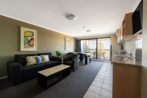 Apartemen, 2 kamar tidur, pemandangan samudra | Area keluarga | Televisi layar datar 32-inci dengan saluran TV digital dan TV