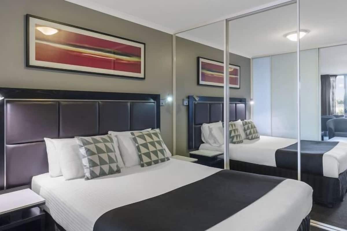 1 Schlafzimmer, individuell dekoriert, Schreibtisch