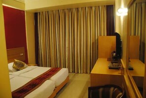 Deluxe Room, Courtyard View | Minibar, in-room safe, desk, blackout drapes