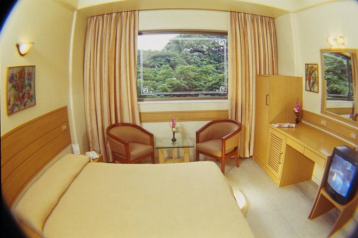 Deluxe Room, Courtyard View | Minibar, in-room safe, desk, blackout drapes