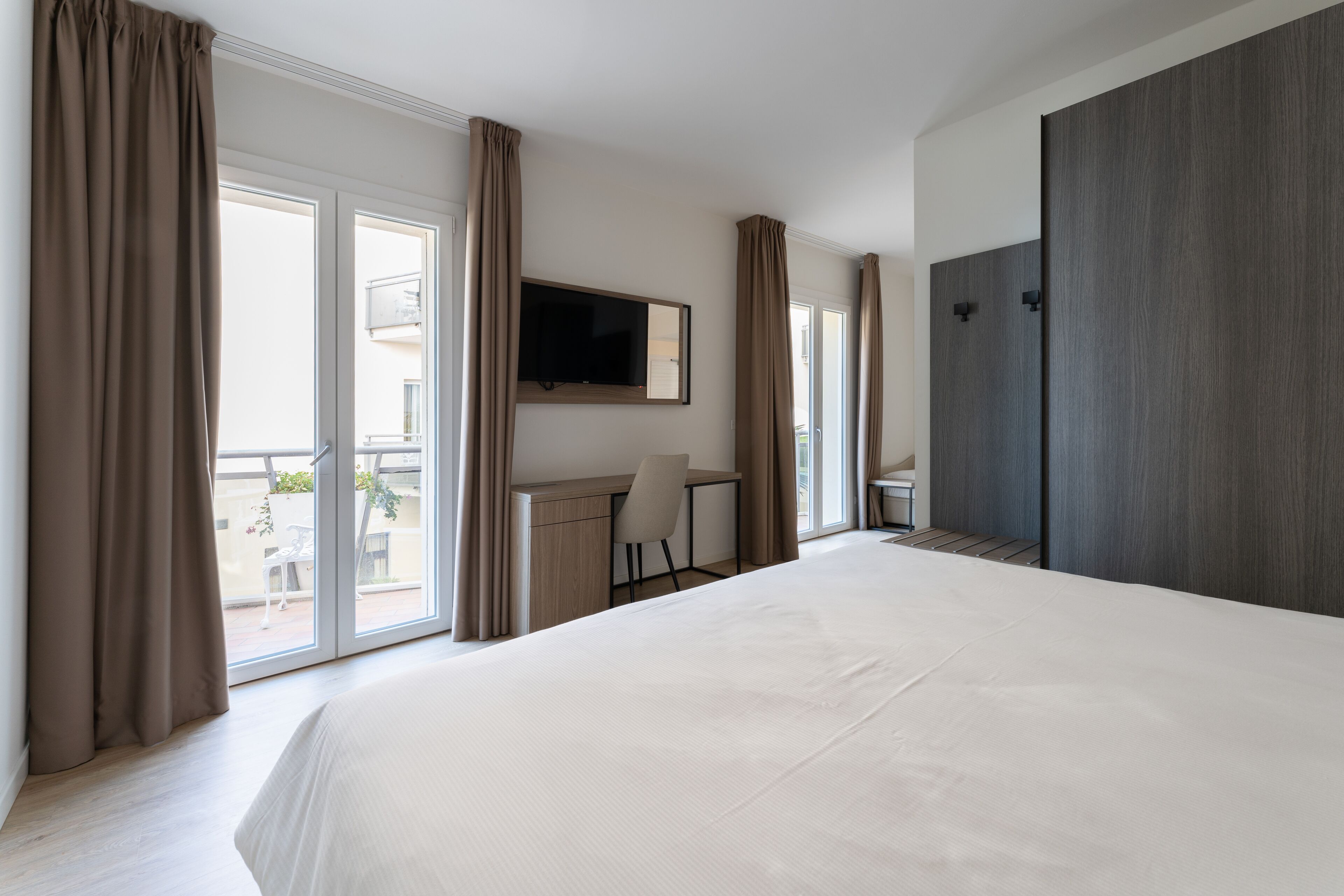 family room, balcony, partial sea view | 1 bedroom, premium bedding, minibar, in-room safe