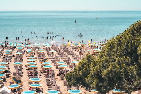 Playa privada, playa de arena blanca y bar en la playa