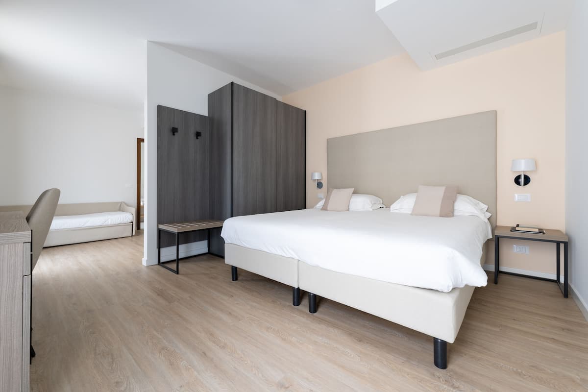 Familienzimmer, Balkon, eingeschrÀnkter Meerblick
